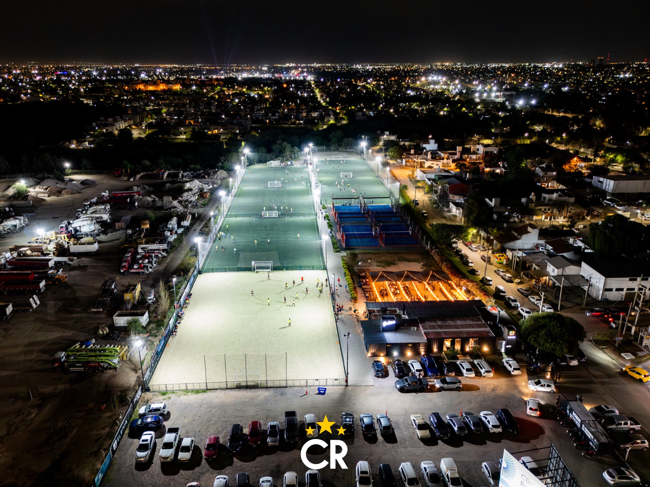 Vista aérea nocturna de las canchas de Elenia